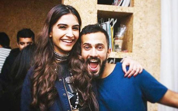 sonam kapoor,sonam kapoor with anand ahuja,sonam kapoor marriage,sunitha  సోనమ్ ప్రేమికుడినే..పెళ్లాడబోతుంది..!